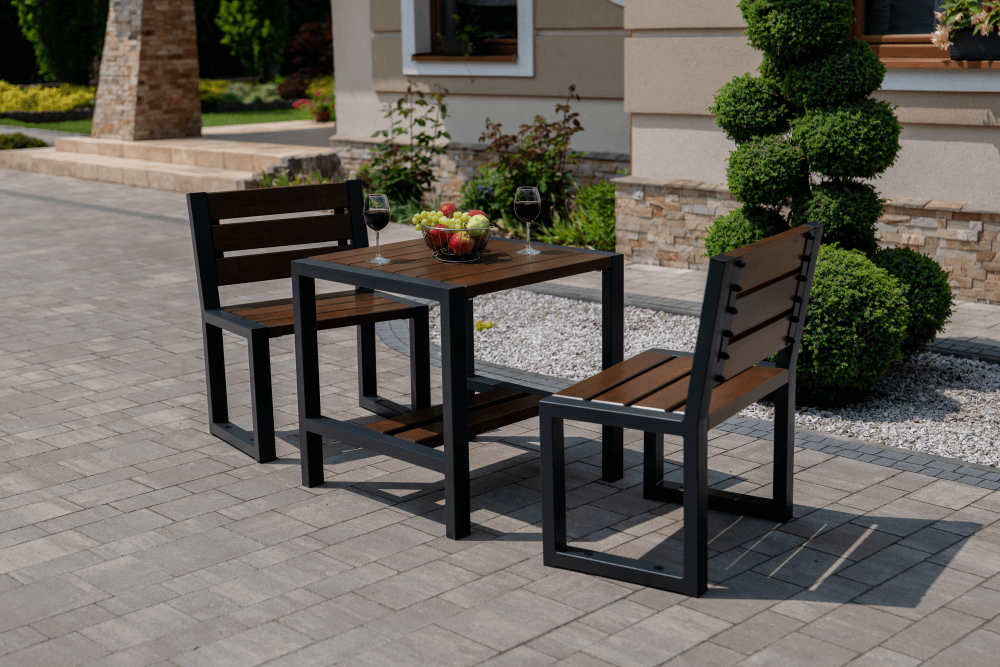 Komplet nowoczesnych mebli ogrodowych – stół kwadratowy + dwa krzesła z oparciem