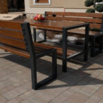 Komplet nowoczesnych mebli ogrodowych – stół + dwie ławki nowoczesne z oparciem bez podłokietników